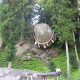 【東北スポット】釣石神社（宮城県石巻市）～境内には「落ちそうで落ちない」巨大な石が。合格祈願をする人が絶えない受験の神様。